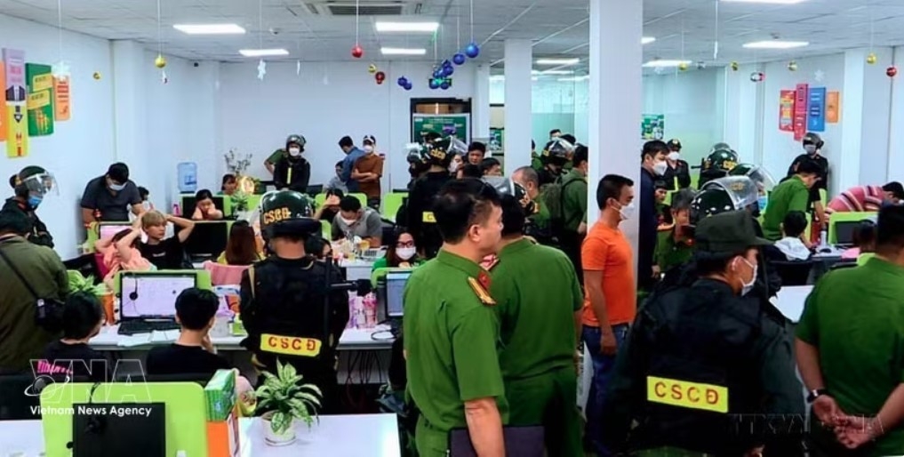 Police in Tan Binh district, Ho Chi Minh City, in coordination with the Department of Cybersecurity and High-Tech Crime Prevention under the Ministry of Public Security, searched multiple locations and placed 86 suspects in temporary criminal detention for investigation into alleged telecom and online fraud. (Photo: VNA)