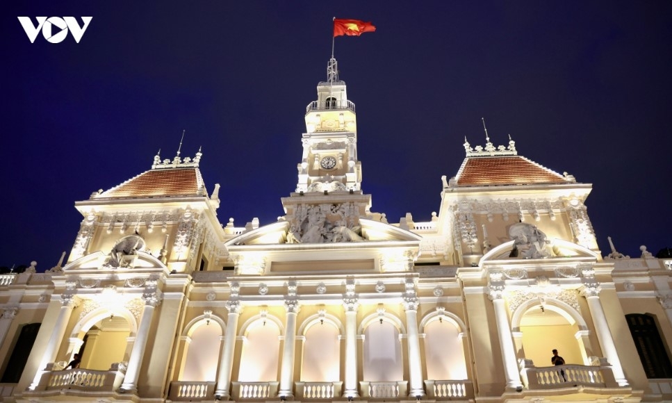 Completed in 1909, the headquarters of the municipal People’s Council and People’s Committee of Ho Chi Minh City was originally known as Hôtel de Ville, also called Dinh Xa Tay. Since April 30, 1975, the building has served as the headquarters of the municipal People’s Council and People’s Committee.