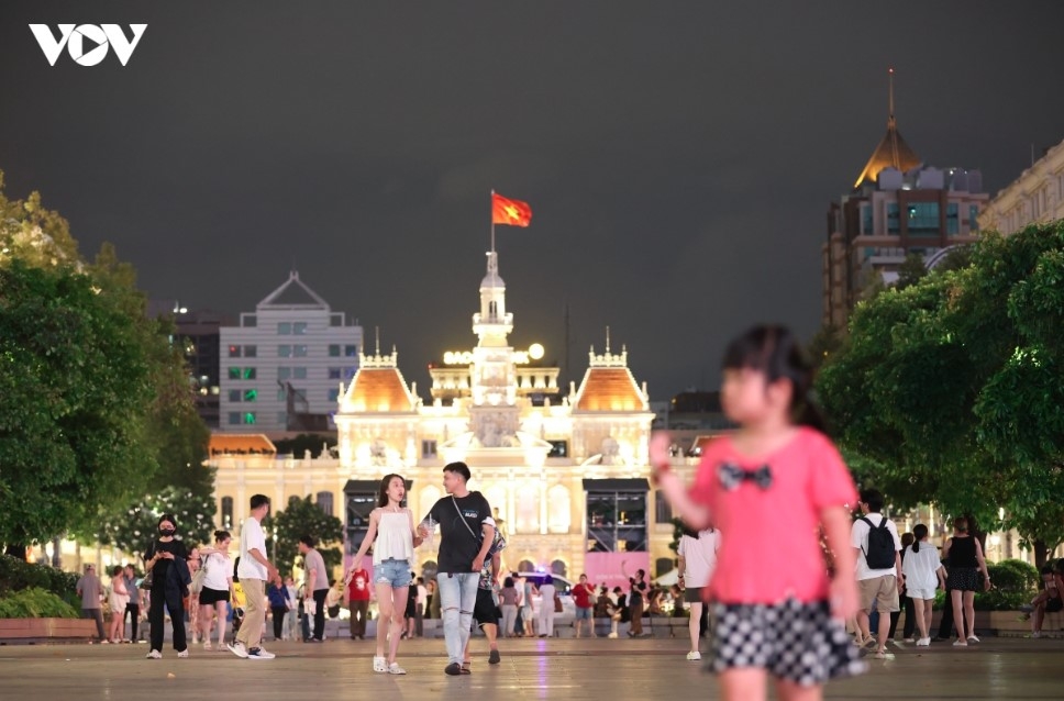 In front of the headquarters of the municipal People’s Council and People’s Committee lies Nguyen Hue Walking Street, a popular destination for both residents and visitors to Ho Chi Minh City.