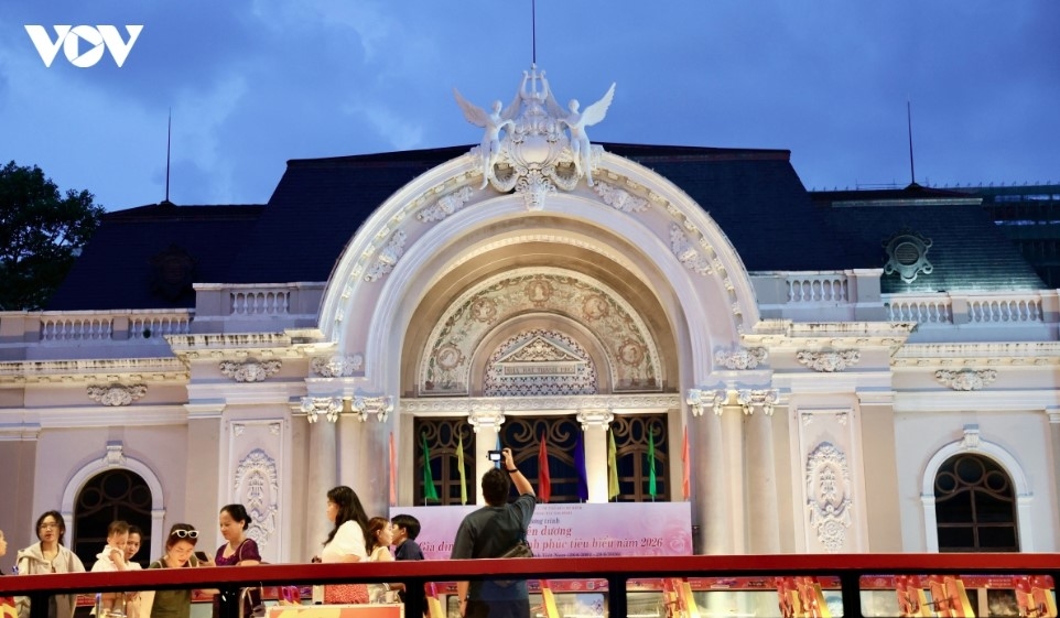 Construction of the Municipal Theatre of Ho Chi Minh City began in 1898, and the building officially opened in 1900. Originally known as the Saigon Opera House (L’Opéra de Saïgon), it was once regarded as one of the cultural symbols of Saigon, known as the “Pearl of the Far East.”