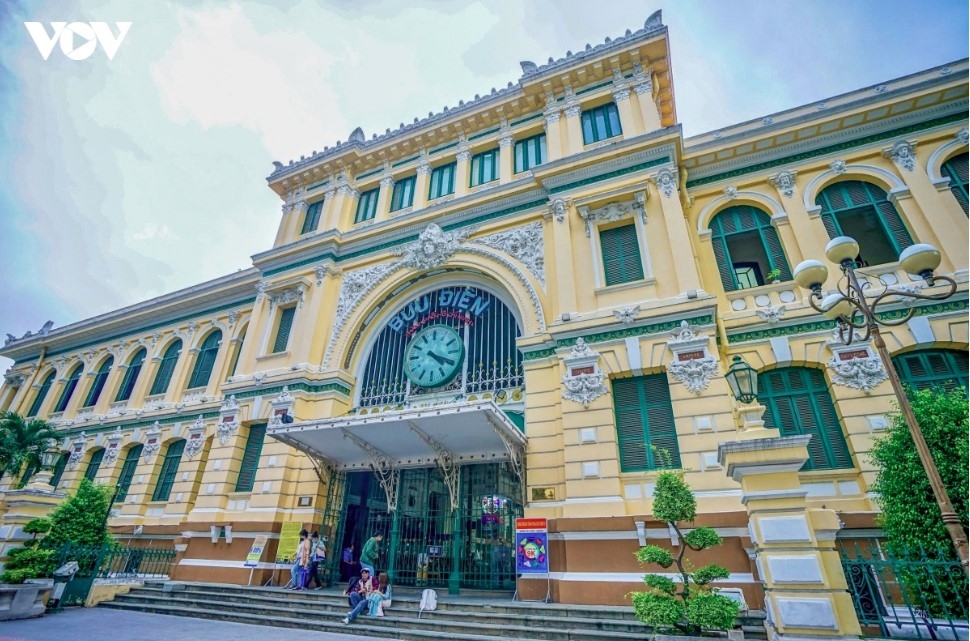 Located in the heart of Ho Chi Minh City, Saigon Central Post Office is more than 100 years old and is one of the city’s most notable heritage landmarks.The building features a blend of European classical architecture and local architectural elements.
