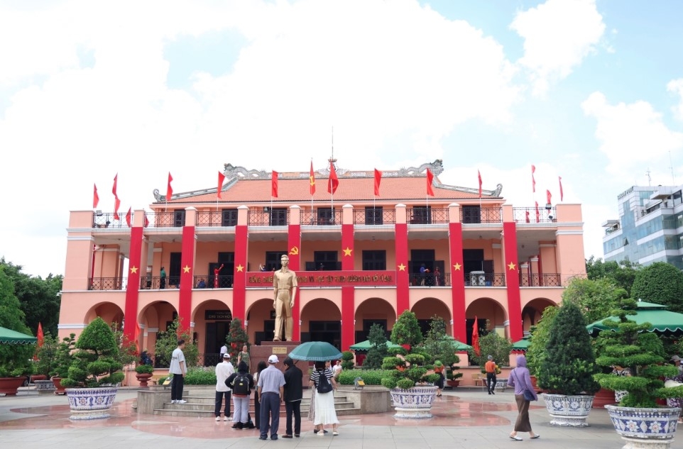 Among Ho Chi Minh City’s historic landmarks, Nha Rong Wharf stands out as one of the most significant. Built by the French in 1863 along the Saigon River, it was originally used as the headquarters and observation station of the French shipping company Messageries Maritimes at Saigon Port.The site is closely associated with the historic departure of young Ho Chi Minh, then known as Nguyen Tat Thanh, on June 5, 1911, as he set out to seek a path for national salvation.The name “Nha Rong” (Dragon House) comes from the pair of dragons on the rooftop surrounding a moon motif.
