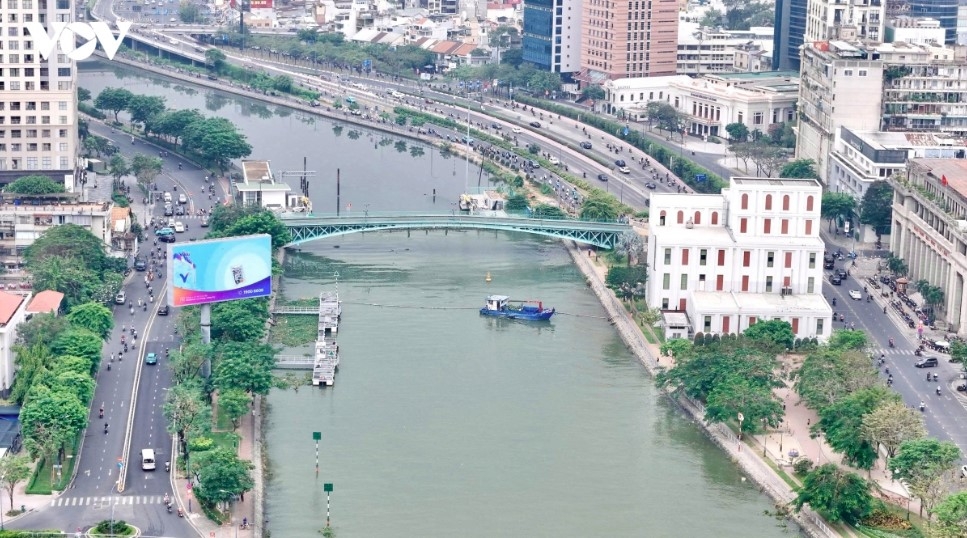 One of the oldest surviving bridges in Ho Chi Minh City, Mong Bridge was built in the late 19th century across the Tau Hu-Ben Nghe Canal. The bridge originally connected District 1 and District 4 and now links Ben Thanh and Xom Chieu wards.