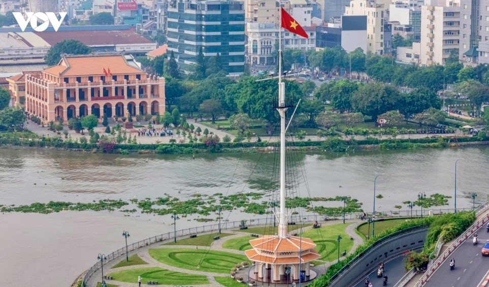 Not far away stands Thu Ngu Flagpole, built in 1865 at the junction of the Tau Hu-Ben Nghe Canal and the Saigon River, opposite Nha Rong Wharf. The flagpole served as a signaling point for ships entering and leaving Nha Rong Port.