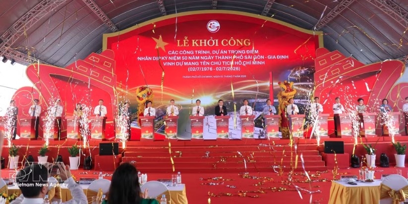 Delegates at the ground-breaking ceremony of the projects. (Photo: VNA)