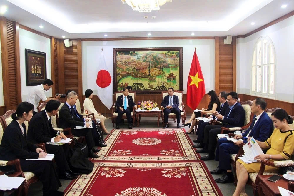 Vietnamese Deputy Minister of Culture, Sports and Tourism Hoang Dao Cuong and Japan's Aichi Governor Hideaki Ohmura, during their meeting in Hanoi on July 10. (Photo: VHO)