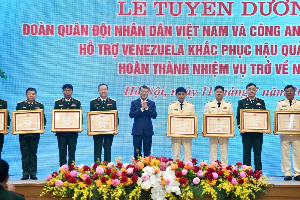 Prime Minister Le Minh Hung presents awards to outstanding officers involved in the Vietnamese search and rescue mission in Venezuela