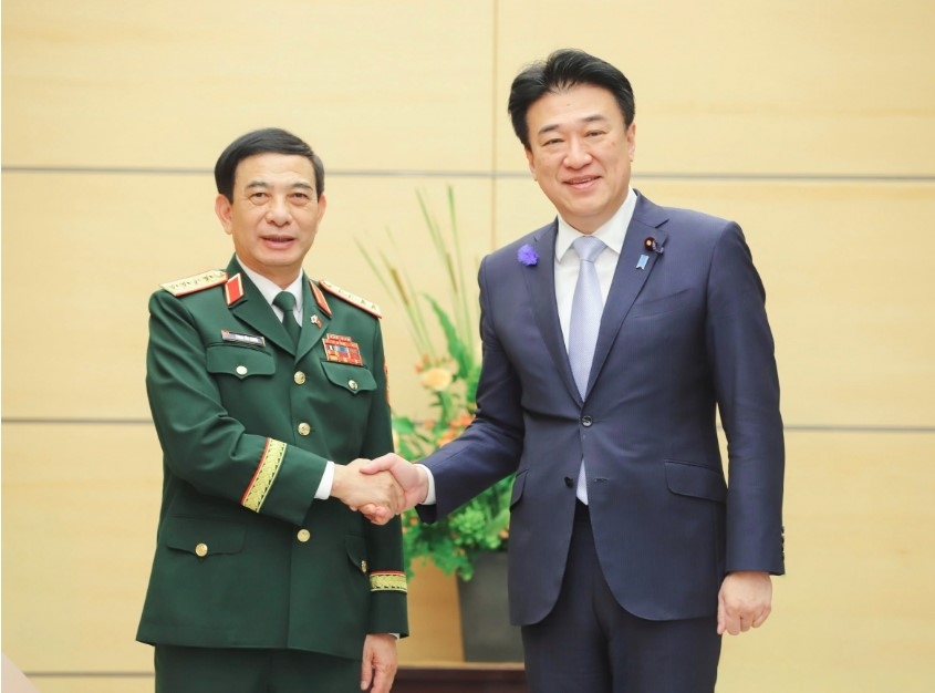 Japan's Chief Cabinet Secretary Kihara Minoru welcomes General Phan Van Giang