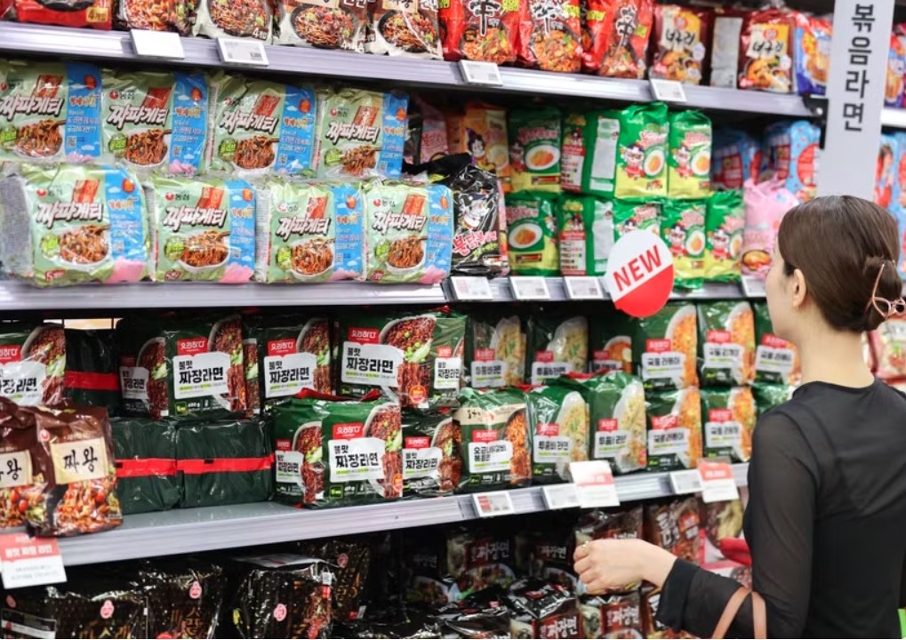 Customers shop for instant noodles at a retail store in Seoul, the Republic of Korea. (Photo: YONHAP/VNA)