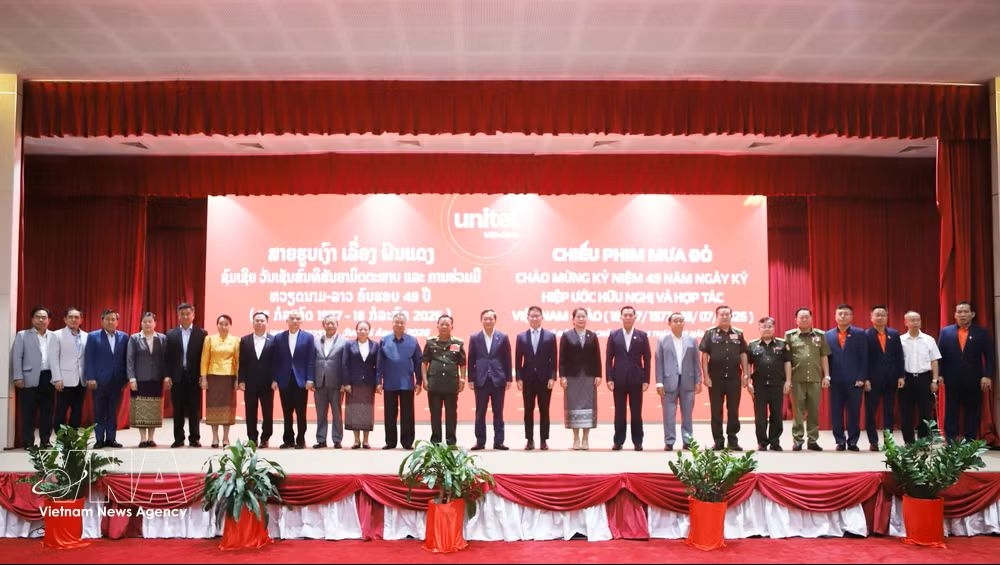 Vietnamese and Lao delegates pose for a group photo.