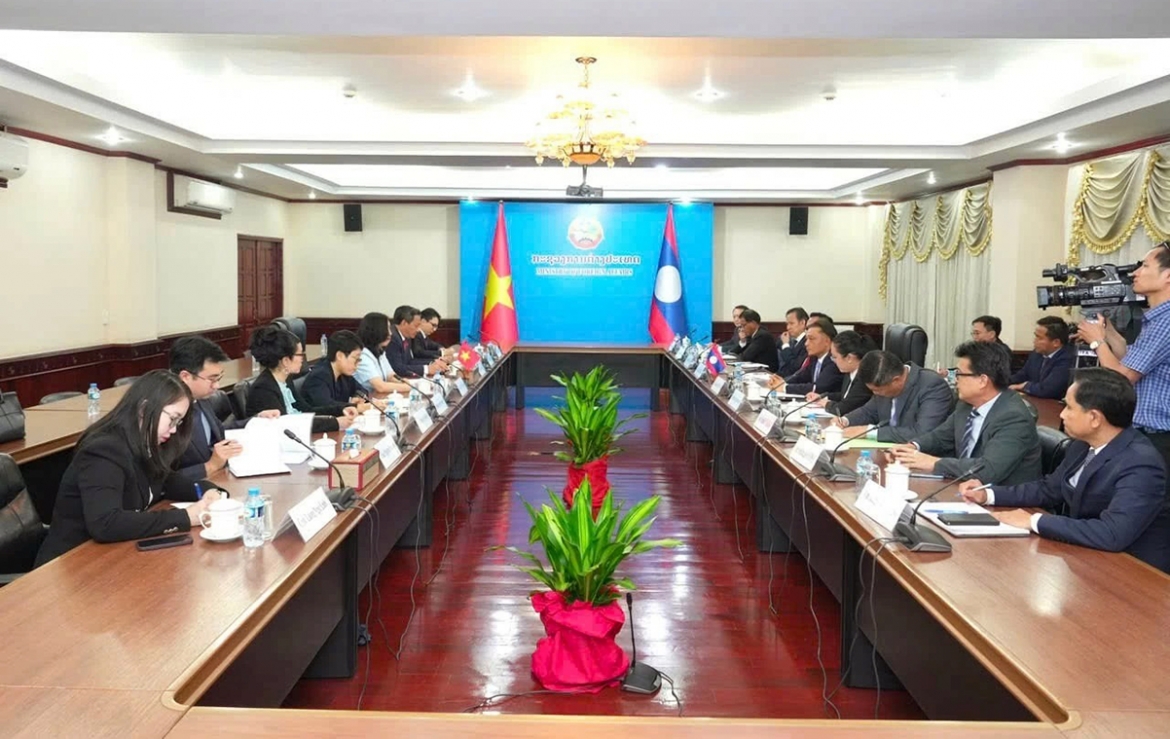 Vietnamese Deputy Foreign Minister Le Thi Thu Hang and Lao Deputy Foreign Minister Phongsavanh Sisoulath co-chair a working session on diaspora policy development. (MOFA)