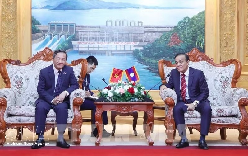 Vietnamese Ambassador to Laos Nguyen Minh Tam (L) meets with Secretary of the Vientiane provincial Party Committee and Chairman of the provincial People's Council Phouthanouphet Xaysombath on July 14. (Photo: VNA)