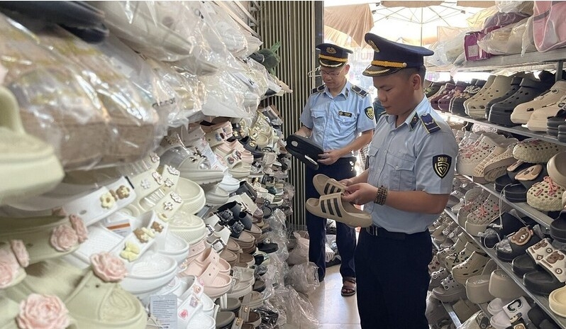 Law enforcement officials intensifying market controls to combat and handle intellectual property rights infringements. (Photo: congthuong.vn)