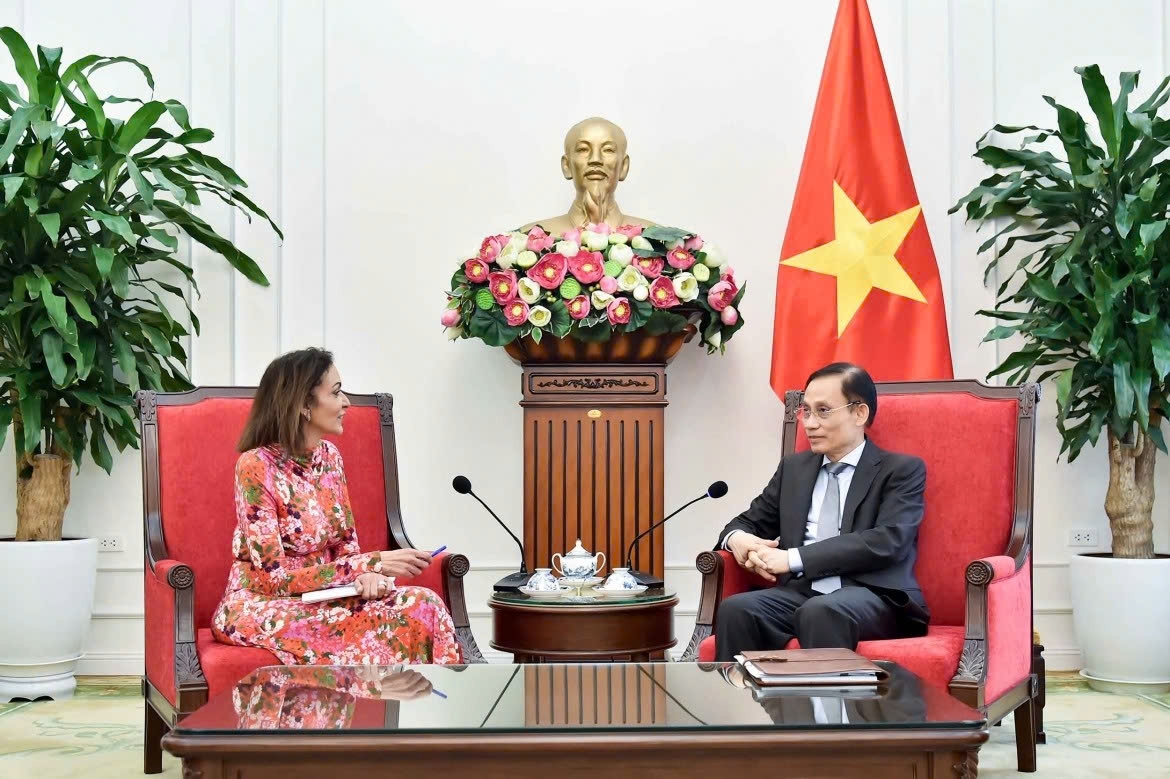 Vietnamese Foreign Minister Le Hoai Trung (R) receives Australian Minister for International Development, Small Business and Multicultural Affairs Anne Aly, in Hanoi on July 28