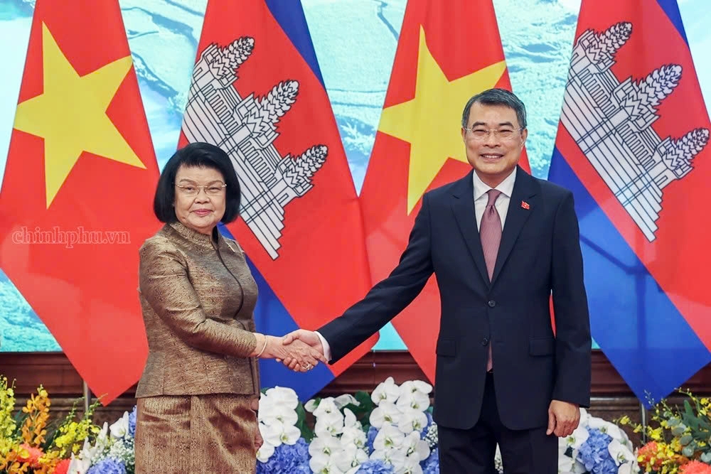 Vietnamese Prime Minister Le Minh Hung (R) and Cambodian National Assembly President Samdech Khuon Sudary pose for a photo ahead of their meeting in Hanoi on July 28, 2026. (Photo: VGP)
