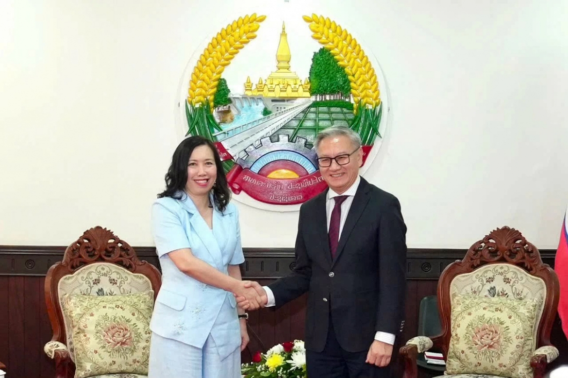 Vitnamese Deputy Foreign Minister Le Thi Thu Hang (L) meets with Lao Deputy Prime Minister and Foreign Minister Thongsavanh Phomvihane, during the former's working visit to Laos on July 15-16. (Photo: MOFA)