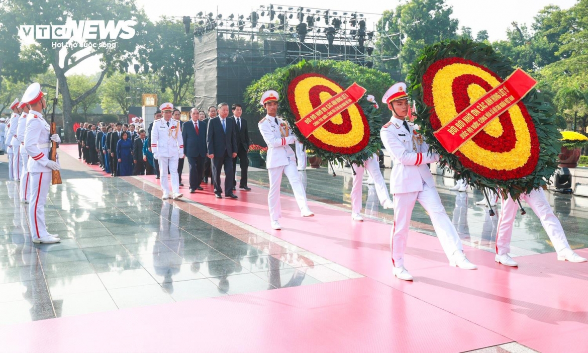 Vietnamese Party and State leaders offer incense and pay respects to the heroic martyrs at the Monument to Heroic Martyrs on Bac Son Street, Hanoi.