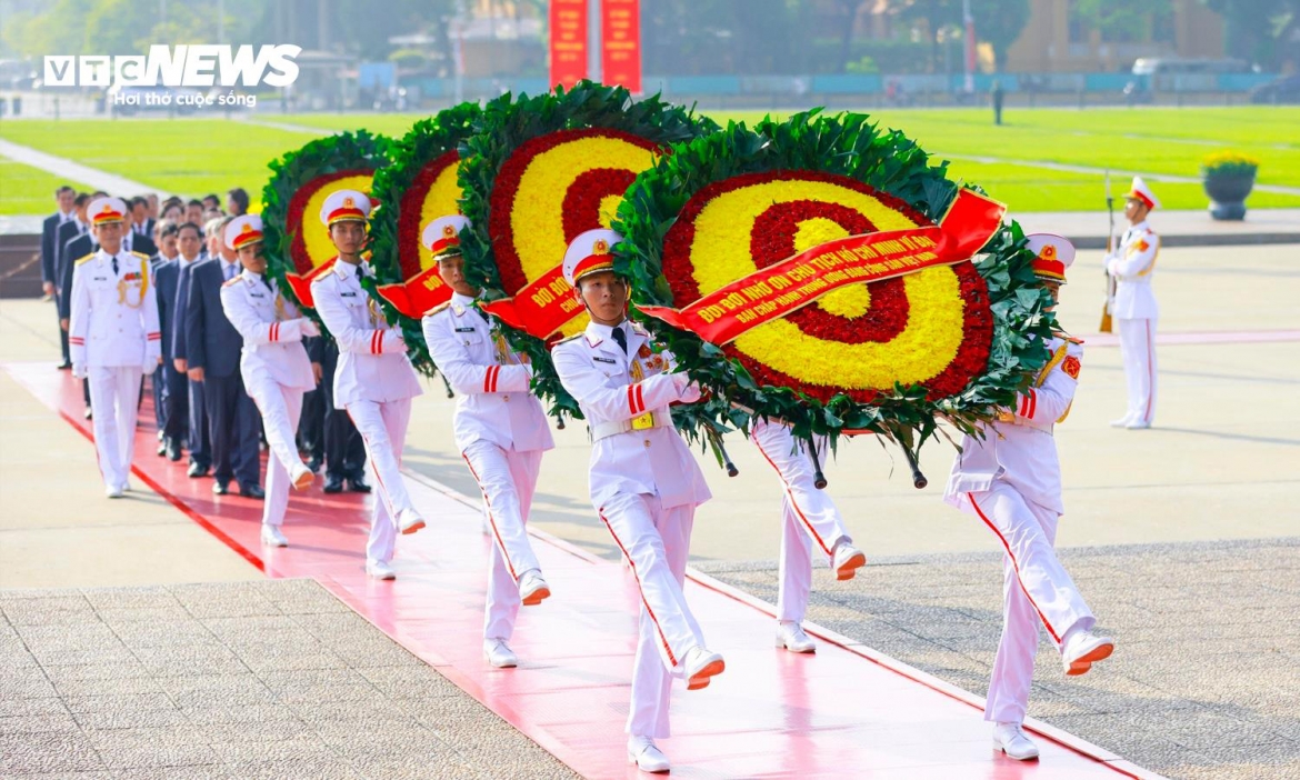 The Vietnamese Party and State leader then offer incense and lay wreath at the Mausoleum of President Ho Chi Minh.