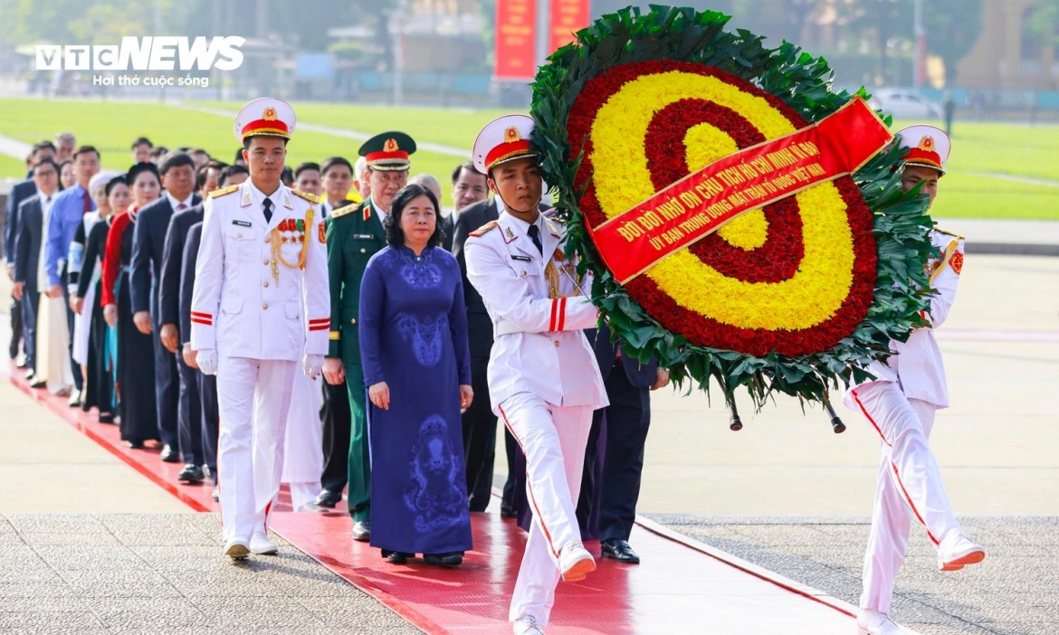 On the same day, delegations from the Vietnam Fatherland Front Central Committee; the Central Military Commission; the Central Party Committee of Public Security; the Ministry of Interior; and the Hanoi City Party Committee visit the Mausoleum of President Ho Chi Minh and pay respects at the Monument to Heroic Martyrs.