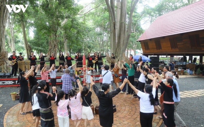 Locals and tourists joining the Xoang dance to upbeat music and songs.