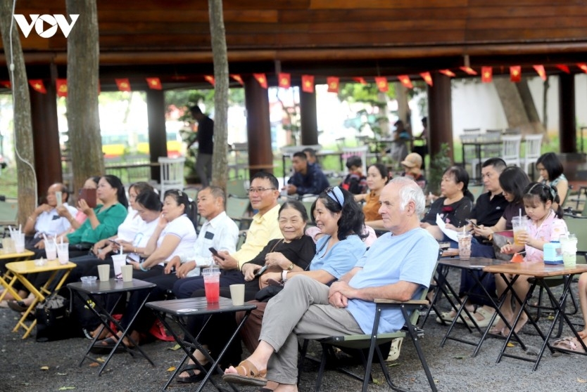 Many local people and tourists watch the program with interest.
