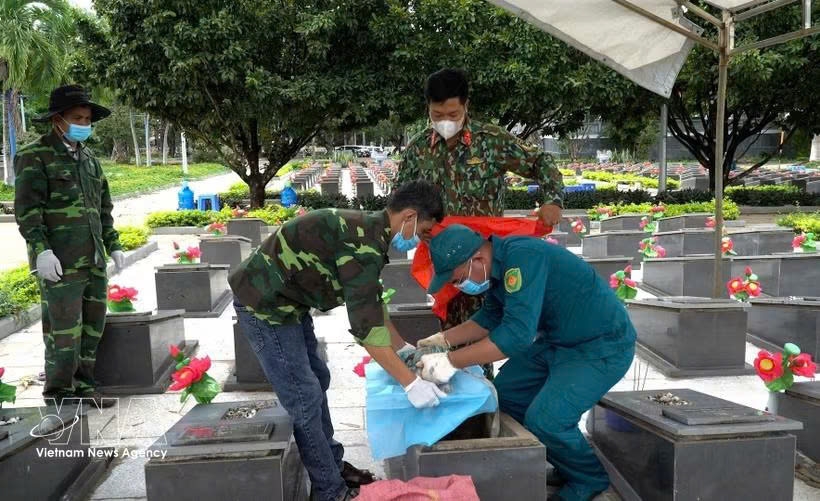 The excavation team collects samples from fallen soldiers' remains at the Duc Co Martyrs' Cemetery in Duc Co commune, Gia Lai province. (Photo: VNA)