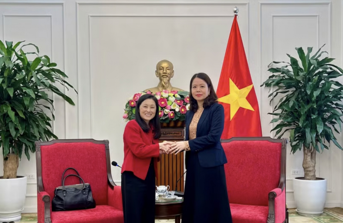 Deputy Minister of Foreign Affairs Nguyen Minh Hang (R) receives US Ambassador to Vietnam Jennifer Wicks. (Photo: Ministry of Foreign Affairs)