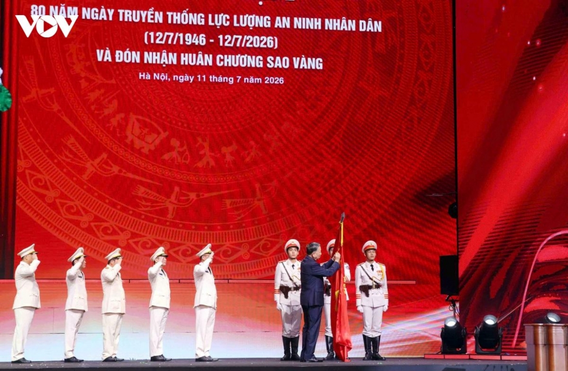 Party General Secretary and State President To Lam presents the Gold Star Order to the People's Security Force in recognition of its outstanding contributions to national security