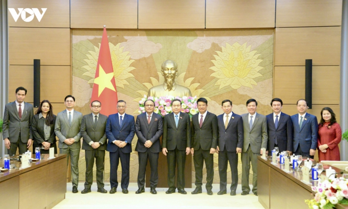 National Assembly Chairman Tran Thanh Man poses for a group photo with the Malaysian Attorney General and his delegation.