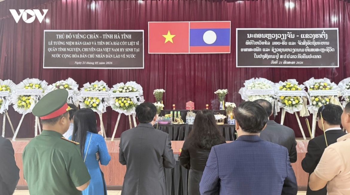 Offering incense in tribute to fallen heroes and martyrs before their return to the homeland