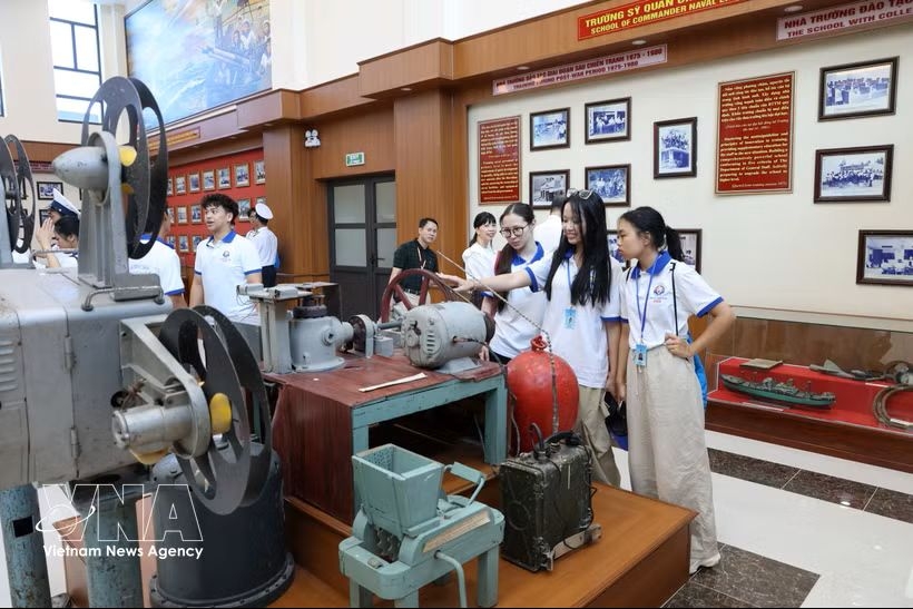 Young overseas Vietnamese learn about the traditions of the Vietnam People's Navy and its mission of safeguarding the nation's maritime sovereignty.