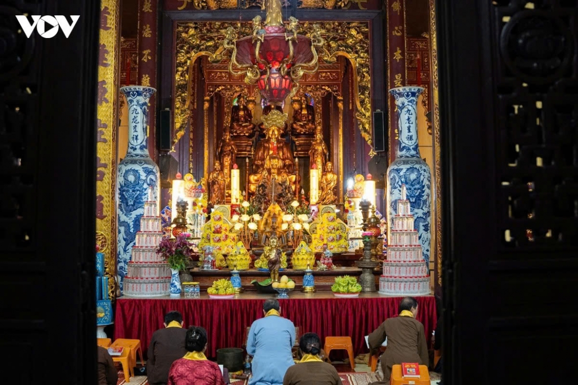 At 4:30 a.m. Buddhist monks and followers gather at Quan Su Pagoda in Hanoi to ring three sets of bells, and beat Bat Nha drums, a sacred Buddhist ritual symbolising “prajna” or transcendent wisdom, in order to honour heroic martyrs.