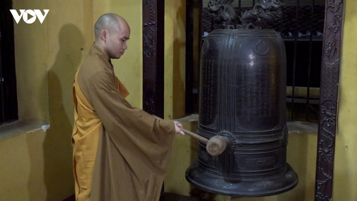 Buddhist monks perform the Bat Nha bell and drum ritual at Quan Su Pagoda in Hanoi at dawn, marking the start of a nationwide memorial observance for fallen soldiers.
