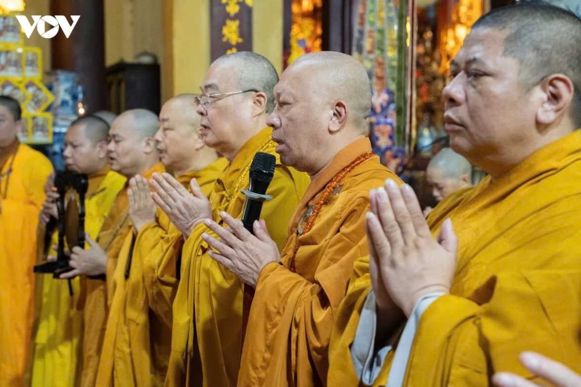 Monks and Buddhists at Quan Su Pagoda perform sutra chanting and spiritual rituals to express their reverence and gratitude to fallen soldiers. In Buddhism, pagodas only ring the bells, and beat Bat Nha drums during major national events.