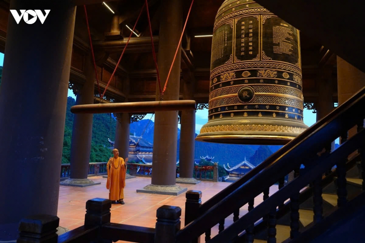Local residents, Buddhist followers, and visitors gather at pagodas and monasteries across the country to offer prayers. Following the ceremonial ringing of the bells, pagodas nationwide simultaneously chant Buddhist sutras and hold requiem services in memory of the heroic martyrs, praying for peace and blessings for the nation and future generations.