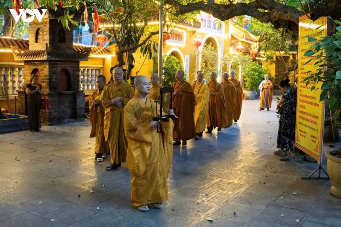 Meanwhile, Tam Chuc Pagoda in Ninh Binh province tolls its Great Bell nine times in remembrance of the heroic martyrs who laid down their lives for national independence and freedom.