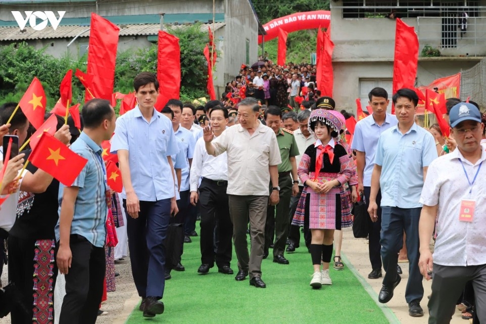 Residents from ethnic minority communities in Long Luong village of Van Ho commune in Son La province welcome Party General Secretary and State President To Lam.