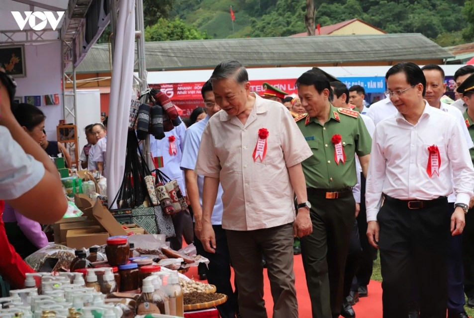 The Vietnamse top leader and other delegates visit booths featuring local specialty products by local residents.