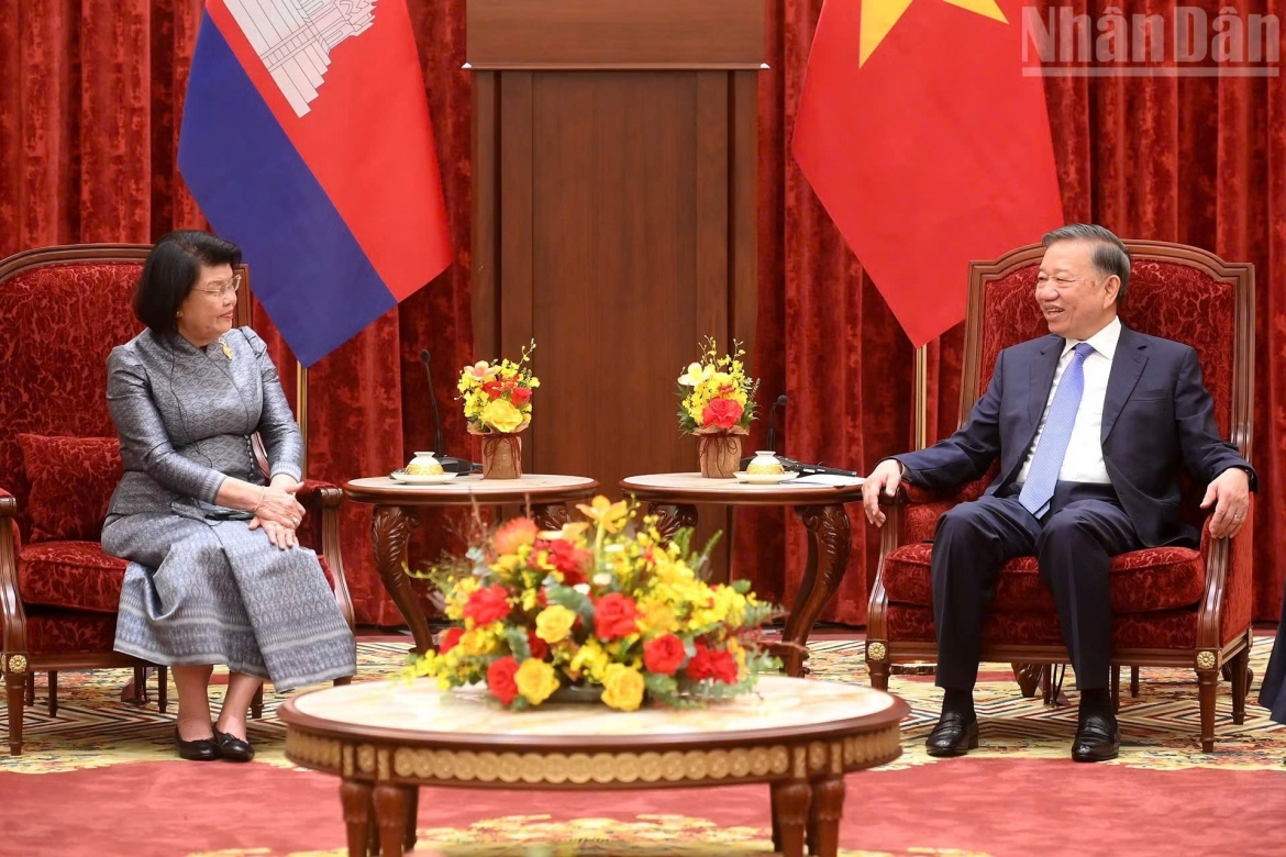 Vietnamese Party General Secretary and State President To Lam (R) receives Cambodian National Assembly President Khuon Sudary, in Hanoi on July 28. (Phôt: nhandan.vn)