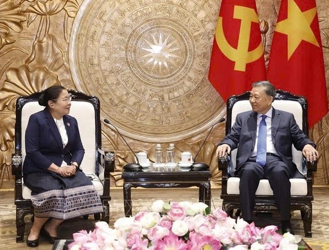 Party General Secretary and President receives Politburo member, Head of LPRP Central Organizing Commission Sisay Leudetmounsone. (Photo: VNA)