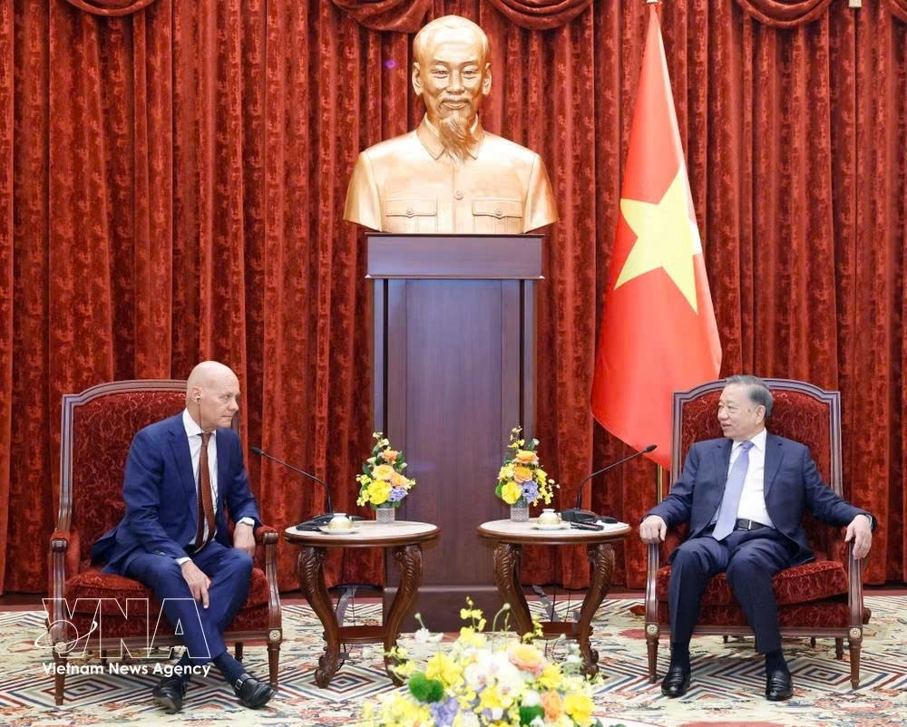 General Secretary of the Communist Party of Vietnam Central Committee and State President To Lam (R) and Dutch Ambassador Kees van Baar. (Photo: VNA)