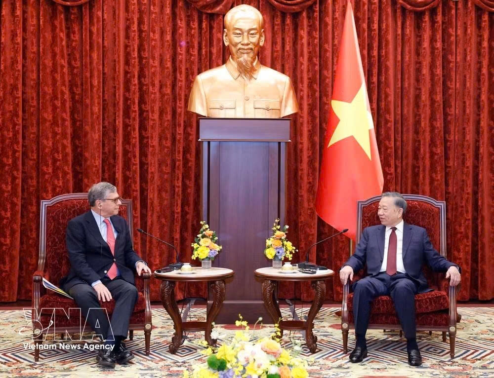 General Secretary of the Communist Party of Vietnam Central Committee and State President To Lam (R) and Brazilian Ambassador Marco Farani. (Photo: VNA)