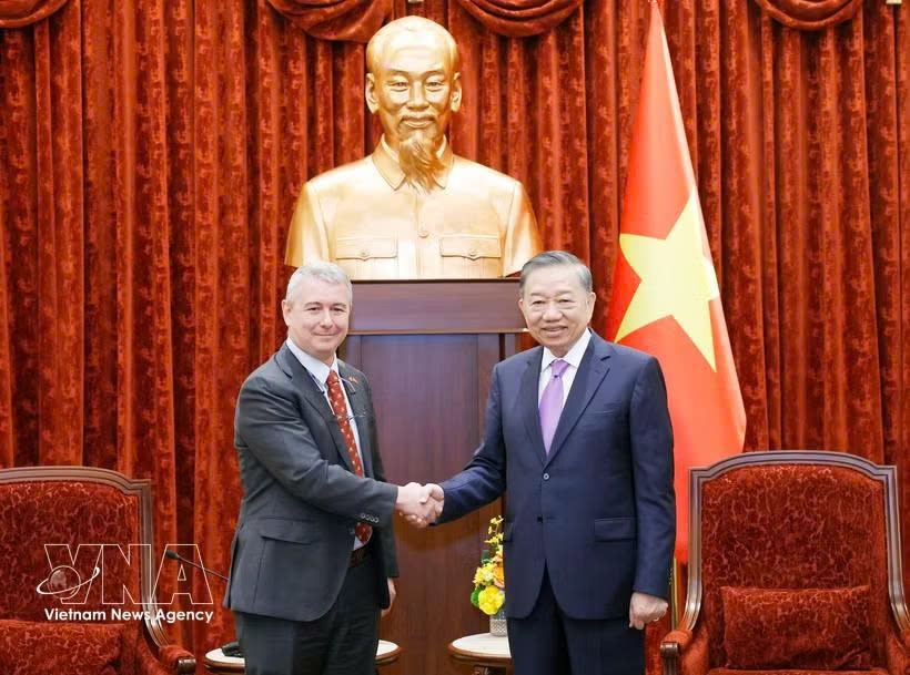 General Secretary of the Communist Party of Vietnam Central Committee and State President To Lam (R) and Belgian Ambassador Karl Van den Bossche. (Photo: VNA)