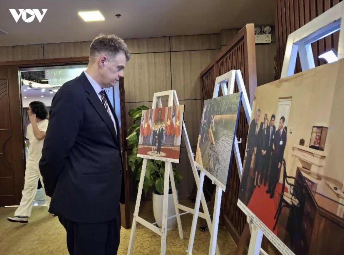 The photo exhibition highlighting 55 years of diplomatic relations between Vietnam and Chile