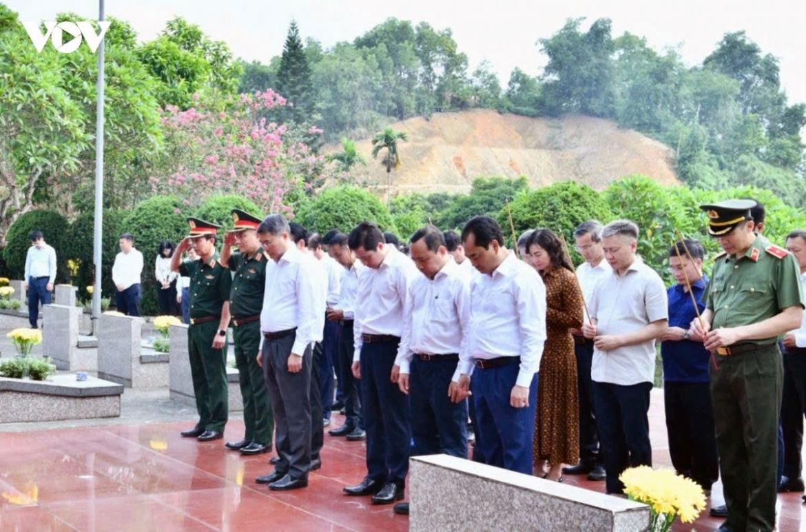 Prime Minister Le Minh Hung and other officials pay tribute to fallen soldiers at the martyrs’ cemetery of Lao Cai province on July 14, 2026