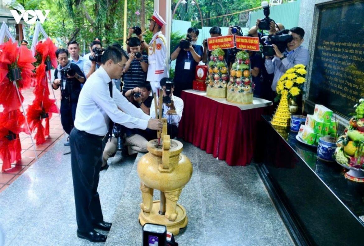 Prime Minister Le Minh Hung and other senior Party and State leaders offer flowers and incense at the Memorial to Fallen Heroes at Le Thi Rieng Park in Ho Chi Minh City