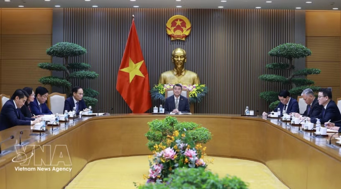 Prime Minister Le Minh Hung holds phone talks with his Canadian counterpart Mark Carney on July 21. (Photo: VNA)