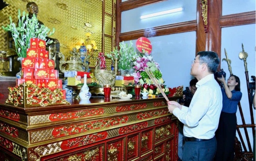 Prime Minister Le Minh Hung offers incense and flowers during the tribute ceremony.