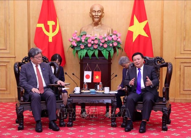 Prof. Dr. Nguyen Xuan Thang, Chairman of the Central Theory Council, hosts Executive Acting Secretary-General of Japan's Liberal Democratic Party Hagiuda Koichi. (Photo: VNA)