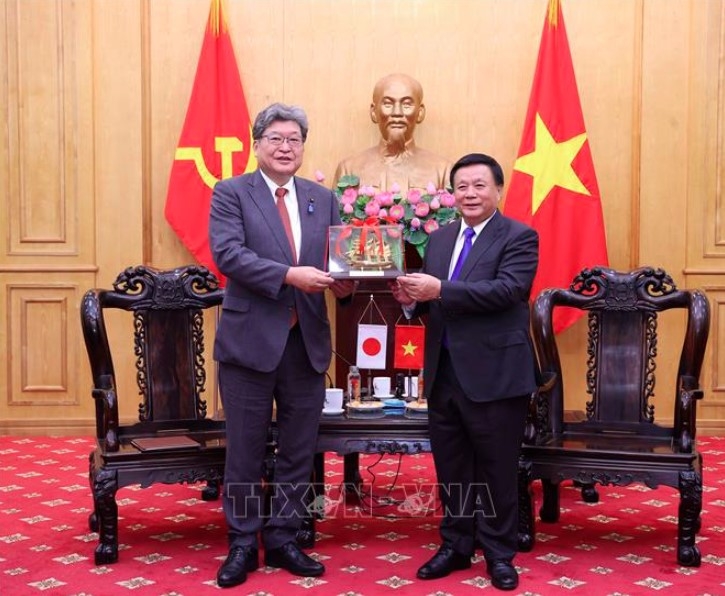 Prof. Dr. Nguyen Xuan Thang, Chairman of the Central Theory Council, presents a souvenir to LDP Executive Acting Secretary-General Hagiuda Koichi (Photo: VNA)